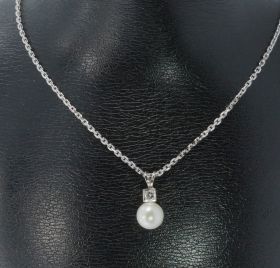 14 karaats witgouden ankerschakel dames collier waaraan een bicolor 14k gouden hanger met zoetwaterparel(8mm) en briljant geslepen diamant van 0,07ct. Draaglengte van dit juweel is 42cm, solide schakel met een breedte van 1,4mm totaalgewicht 5,30 gram, le