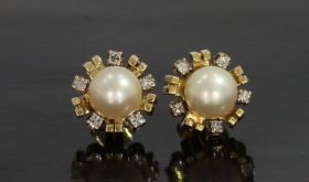 Entourage parel oorbellen met 10 diamanten 14 karaats goud