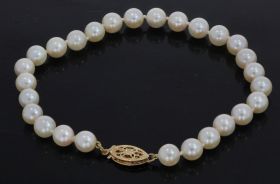 Zoetwaterparel armband aan 14 karaats geelgouden siersluiting