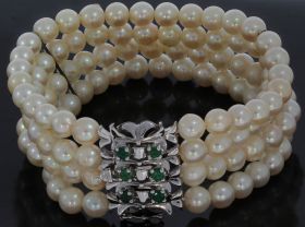 4-strengs parel armband fraai 14 karaats witgouden smaragd slot