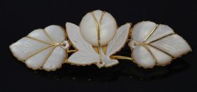 Gouden broche met parelmoer