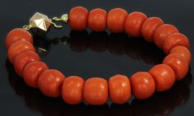 Antieke bloedkoraal kaasjes armband 14 karaats gouden paston slot handgemaakt antiek sieraad voor dames juweel hollands streeksieraad
