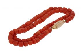Tonnetjes bloedkoralen ketting fraai 14k gouden pijp slot