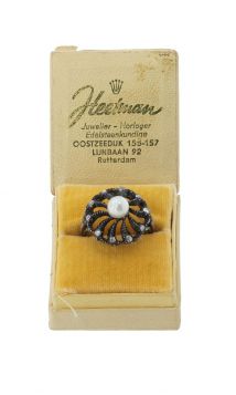Antieke zilveren ring met parel(7mm) omlijst door 10 roosgeslepen diamanten in opengewerkte zetting. De ringmaat is ca. 18/18,5, doorsnee ringkop 20mm, solide uitvoering. Wordt geleverd met antiek doosje van Juwelier Heetman Rotterdam, gestempeld met het 