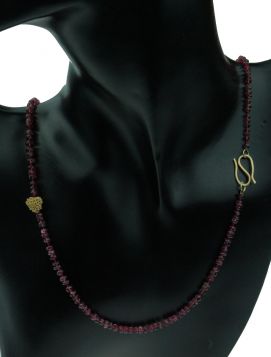 Vintage robijn collier aan 18 karaats gouden slot