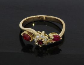 18 karaats gouden bloem ring met diamanten en robijnen