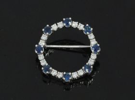 Saffieren met 16 diamanten 0,60ct 18k witgouden luxe broche modern
