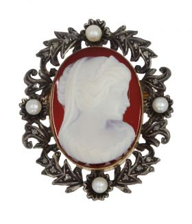 Grote vintage 14 karaats gouden en zilveren camee portret dame op carneool edelsteen. De lauwerkrans omlijsting met 4 parels en 16 roosgeslepen diamanten, kan gedragen worden als ketting hanger of broche. De afmetingen zijn 45x38mm, robuuste uitvoering va