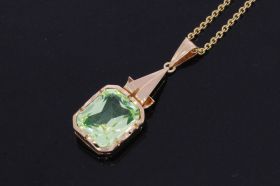 Retro 14 karaats rose gouden ketting hanger met lichtgroene (synthetische) spinel in klassieke zetting. Afmetingen van dit sieraad inclusief hangoogje zijn 32x12mm, gewicht 3,20 gram. Gestempeld met het 585 goudmerk Hollands gekeurd eikenblaadje, levering