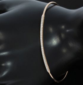 14 karaats rosegouden stijve klemarmband met 34 briljant geslepen diamanten van ca. 0,01ct per stuk. Fijne uitvoering, stijl minimalistisch, breedte binnenzijde armband ca. 17cm(er zit wat speling in de maat i.v.m. open onderzijde). Handgemaakt juweel voo