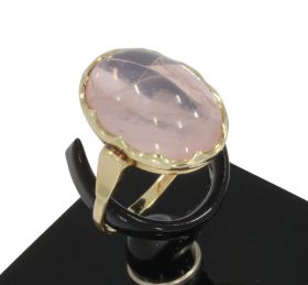 14 karaats geelgouden retro ring met cabochon geslepen rozenkwarts in klassieke zetting. De ringmaat is 18,25/18,5, solide uitvoering van bijna 4 gram, afmetingen ringkop 18x13mm. Gestempeld met het 585 goudmerk Hollands gekeurd eikenblaadje, steen natuur