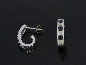 Vintage 14 karaats witgouden oorbellen elke steker ingelegd met 3 saffieren en 3 diamantjes. Verfijnd gemaakt juweel, draaglengte is 15mm, breedte 3mm, stijl minimalistisch. Conditie fraai, gestempeld met het 14 karaats goudkeurmerk. 