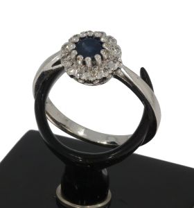 Saffier met 12 diamanten wit gouden entourage ring