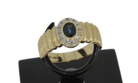 14 karaats geelgouden ring met blauwe saffier omlijst door 13 diamanten in bewerkte zetting. Handgemaakt sieraad, de ringmaat is 17,25(54), breedte ringkop 9mm, stevige uitvoering van 5,40 gram. Gestempeld met het 585 goudmerk, Hollands gekeurd, conditie 