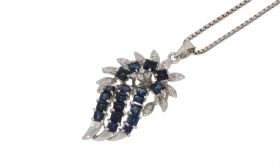 Design gouden hanger met 25 diamanten en 19 blauwe saffieren