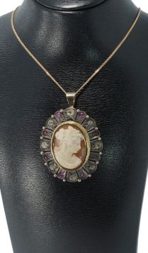 Schelpcamee sierlijke 14k gouden ketting hanger zilveren omlijsting robijn