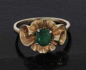 Klassieke 14 karaats gouden bloem ring met smaragd