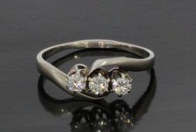 14 karaats witgouden dames ring met 3 briljant geslepen diamanten van totaal ca. 0,40ct. De ringmaat is 18,25(57), breedte ringkop 7mm, solide uitvoering van 2,50 gram. Gestempeld met het 585 goudmerk Hollands gekeurd eikenblaadje. Conditie fraai, lichte 