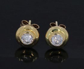 18 karaats gouden oorbellen met solitair diamant kastzetting