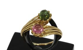 Design 18 karaats gouden dames ring met groene en roze (vermoedelijke) Toermalijn edelstenen. De ringmaat is 17(53), gewicht 4 gram, breedte ringkop 14mm. Gestempeld met het 750 goudmerk, Hollands gekeurd. 