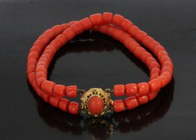 Bloedkoraal tonnetjes 2-strengs armband 14k gouden slot