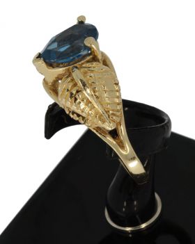 14 karaats gouden ring met blauwe Topaas en bladmotief