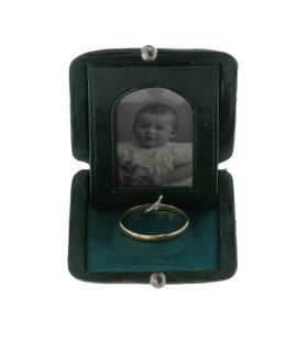 Antieke 14 karaats geelgouden (trouw) ring in foedraal met foto. Fijne uitvoering, ring gedateerd 1863, de ringmaat is 19,5(61). Getoetst als zijnde 14 karaats goud, herkomst onbekend. 