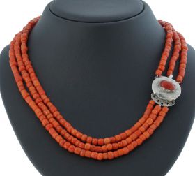 3-strengs bloedkoraal collier aan zilveren Vintage sluiting