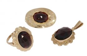 Demi parure set granaat 14 karaats gouden ring hanger broche