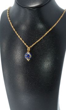 18 karaats gouden wereldbol globe ketting hanger(of armband bedel) Lapis Lazuli edelsteen, doorsnee 10mm, draaglengte 20mm, fijne uitvoering. Gestempeld met het 750 goudkeurmerk, levering exclusief collier. 