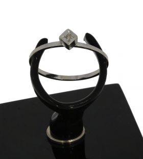 14 karaats witgouden solitair ring met diamant in hoge kastzetting