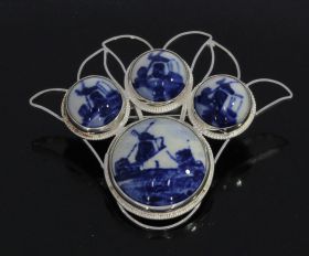 Zilveren tulp broche met Delftsblauwe plaquette molens