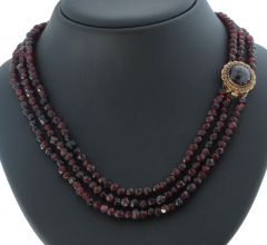 Antieke granaten ketting met 14k gouden sluiting filigrain bewerkte zeeuwse knop
