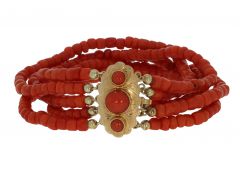 5-strengs antieke bloedkoraal armband 14 karaats gouden slot