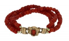 Antieke bloedkoraal armband aan fraai 14 karaats gouden camee slot