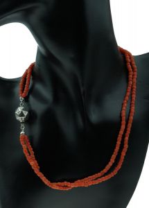 2-strengs antieke bloedkoraal ketting met zilveren paston sluiting