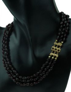 3-strengs glasgranaat collier 14 karaats gouden slot