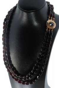 3-strengs vintage glasgranaten ketting gouden slot 14 karaats