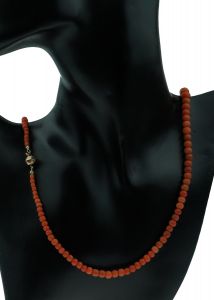 Vooraanzicht bloedkoralen ketting