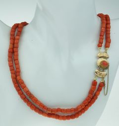 2-strengs bloedkoralen collier aan bewerkte 14 karaats gouden sluiting