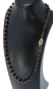 Ovale 14k gouden sluiting aan granaten vintage ketting met zilverdraad